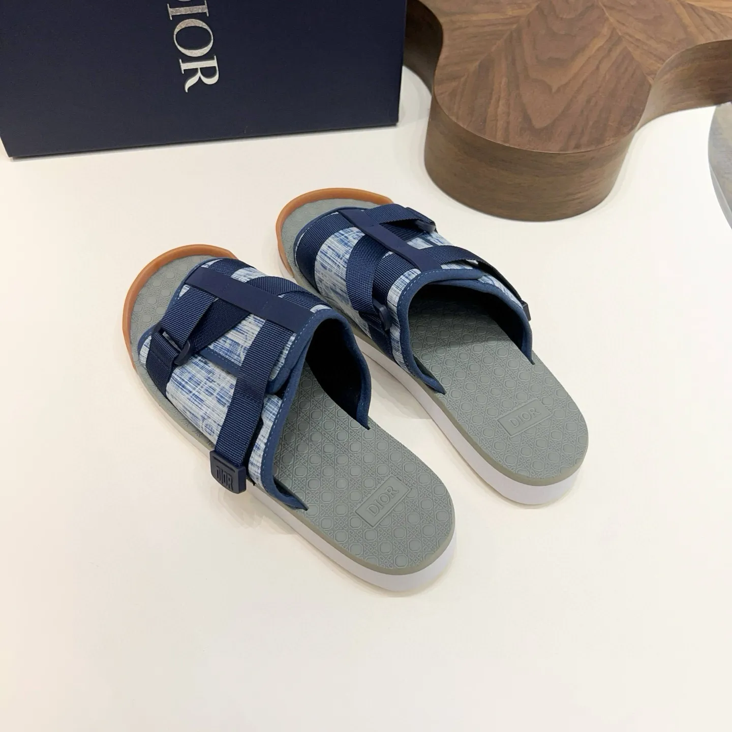 Factory price: 280💰Dior Alias ​​men's leather slippers. This Alias ​​sandal is a new summer product, showing a casual and elegant style. Carefully crafted from grained cow leather and Oblique printed fabric, with cowhide lining! Cross-strap design with metal-clad brass CD Diamond logo. The imported cowhide leather and rubber sole adds sophistication and comfort, while Oblique print-effect anti-slip panels add style. Size: 38-44 (45 customized)
